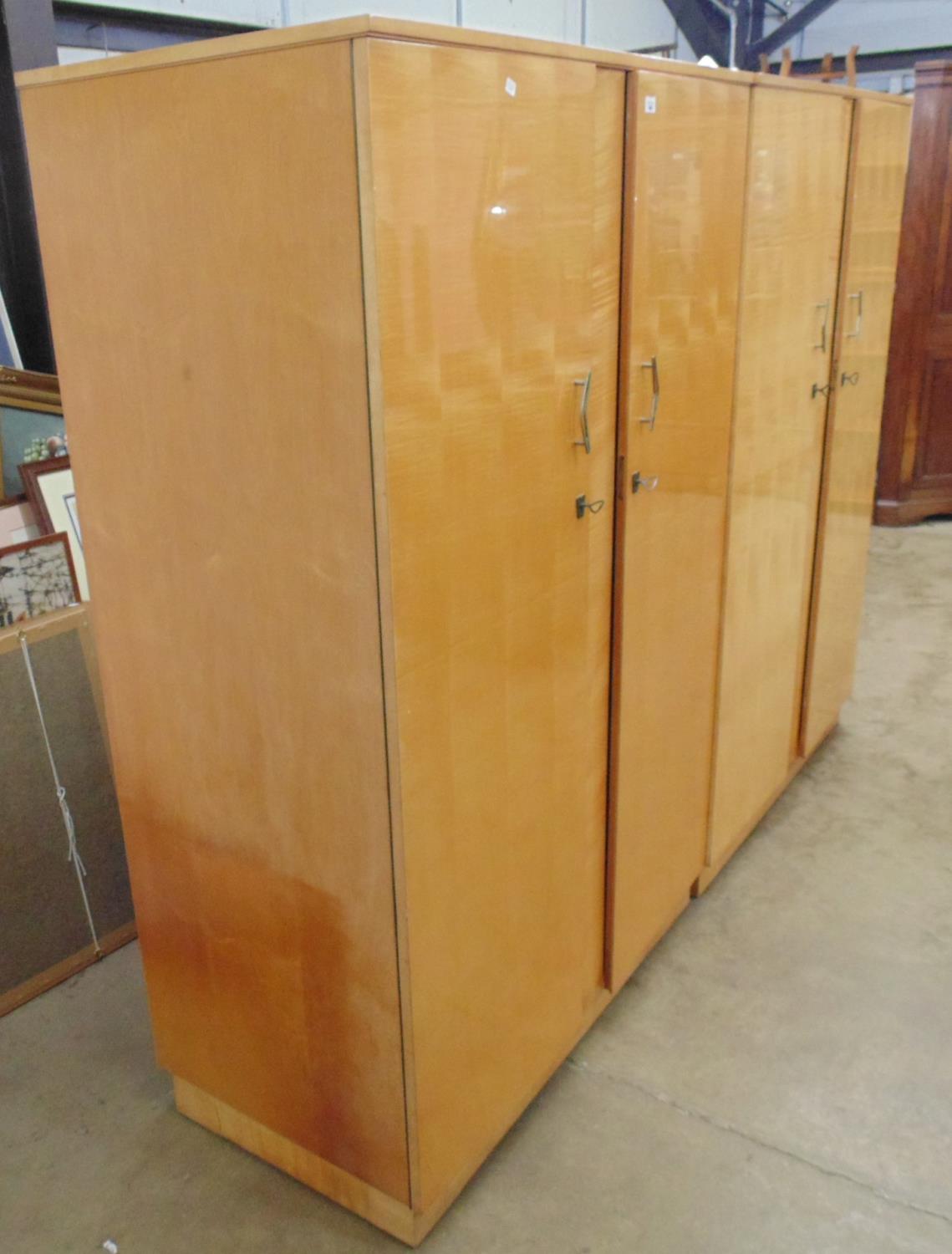 Mid century gloss maple finish three piece bedroom suite to comprise: one double wardrobe with doors - Image 6 of 9