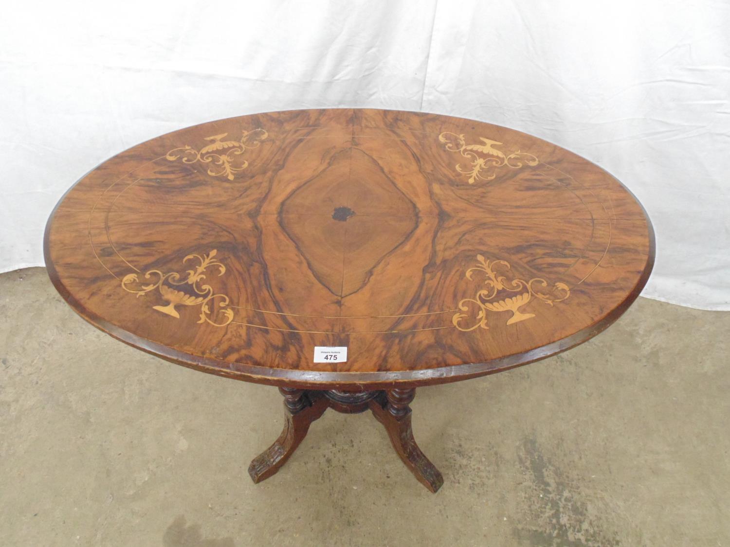 Inlaid walnut loo table having oval top standing on tour turned legs leading to central finial and - Bild 3 aus 5