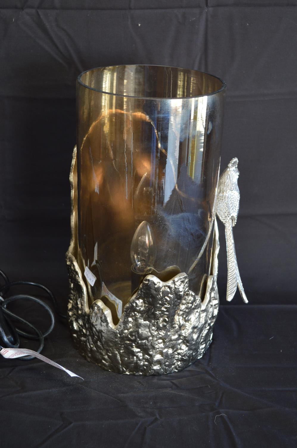 Cylindrical metal table lamp in the form of a section of tree trunk and bird with smoked glass shade - Bild 4 aus 5