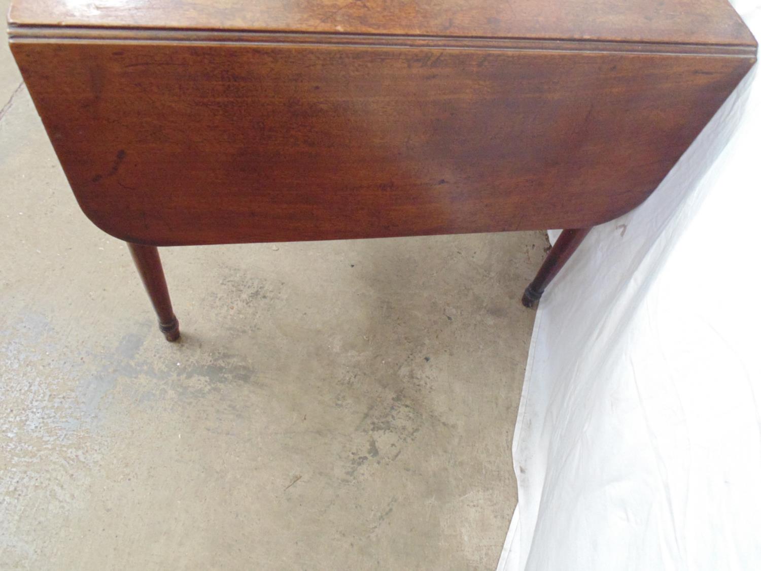 Mahogany Pembroke table having inlaid drawer to one end and faux drawer to the other, standing on - Bild 3 aus 4