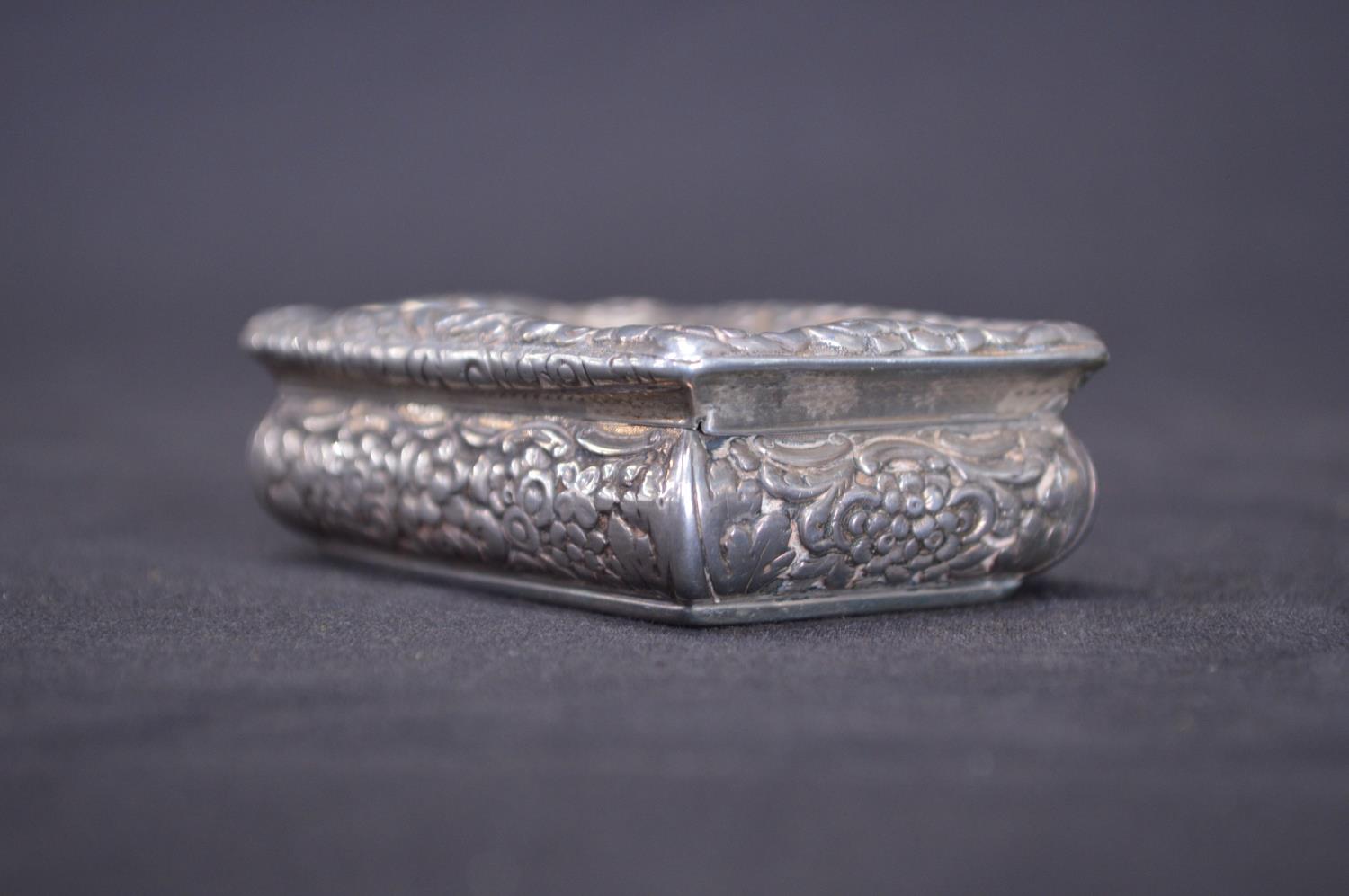 Georgian silver snuff box having floral decoration and personalised engraving, the inside having a - Bild 3 aus 5