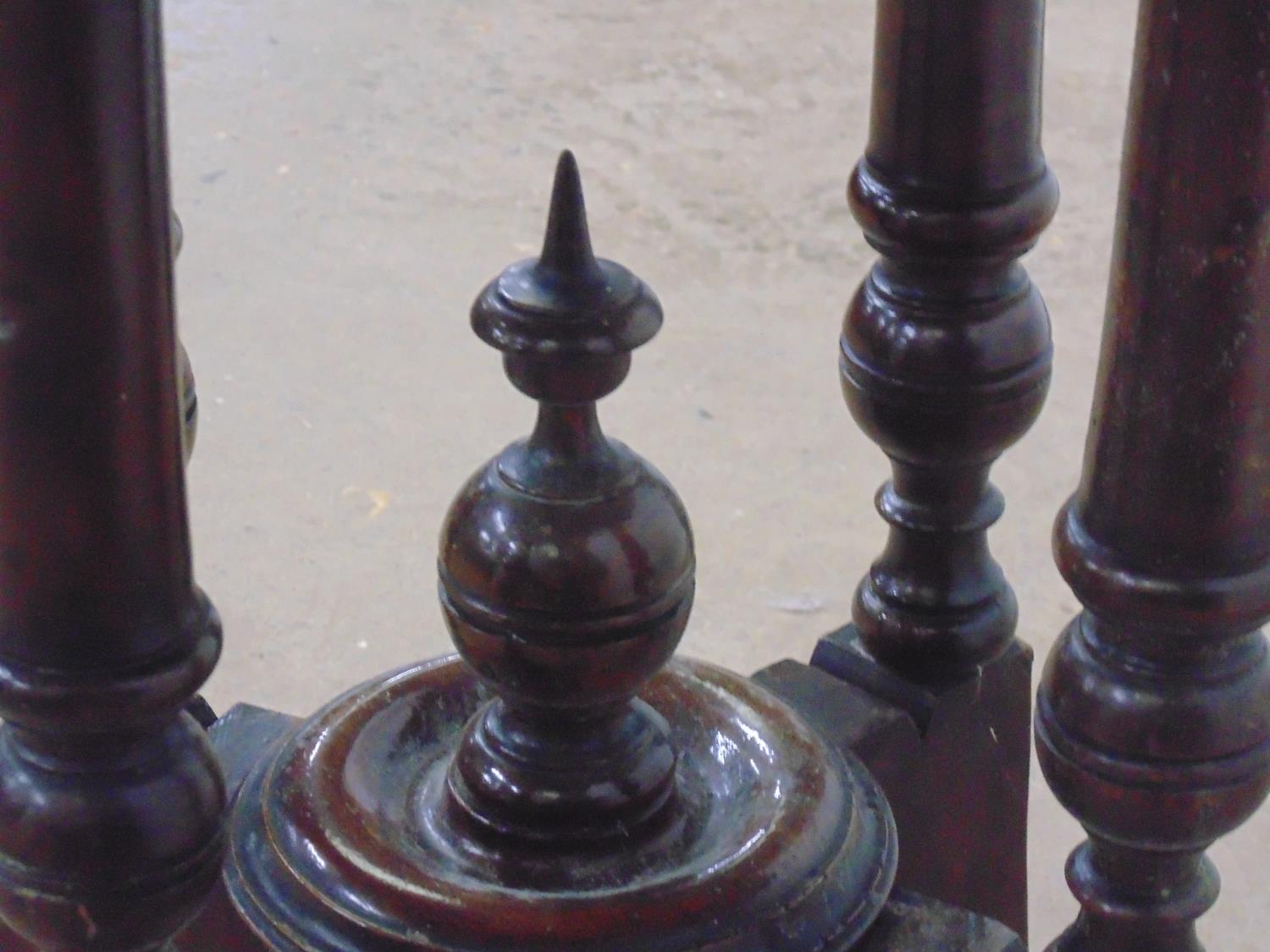 Inlaid walnut loo table having oval top standing on tour turned legs leading to central finial and - Bild 5 aus 5