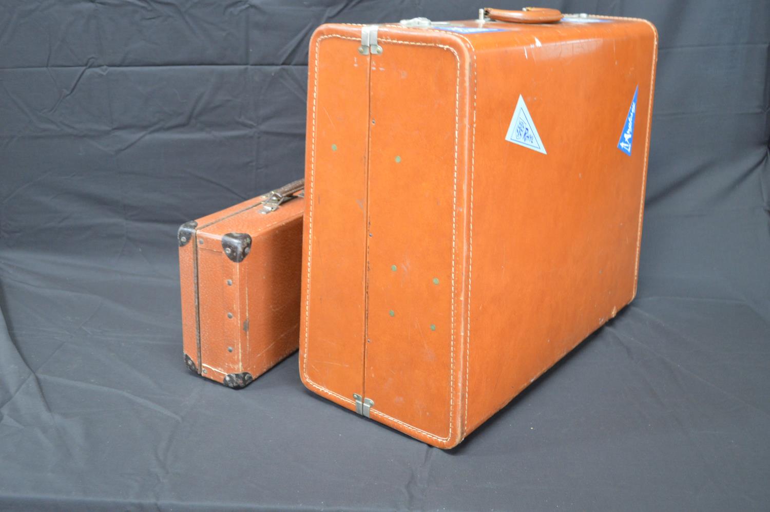 Two vintage suitcases - 57cm x 34.5cm wide Please note descriptions are not condition reports, - Bild 4 aus 4