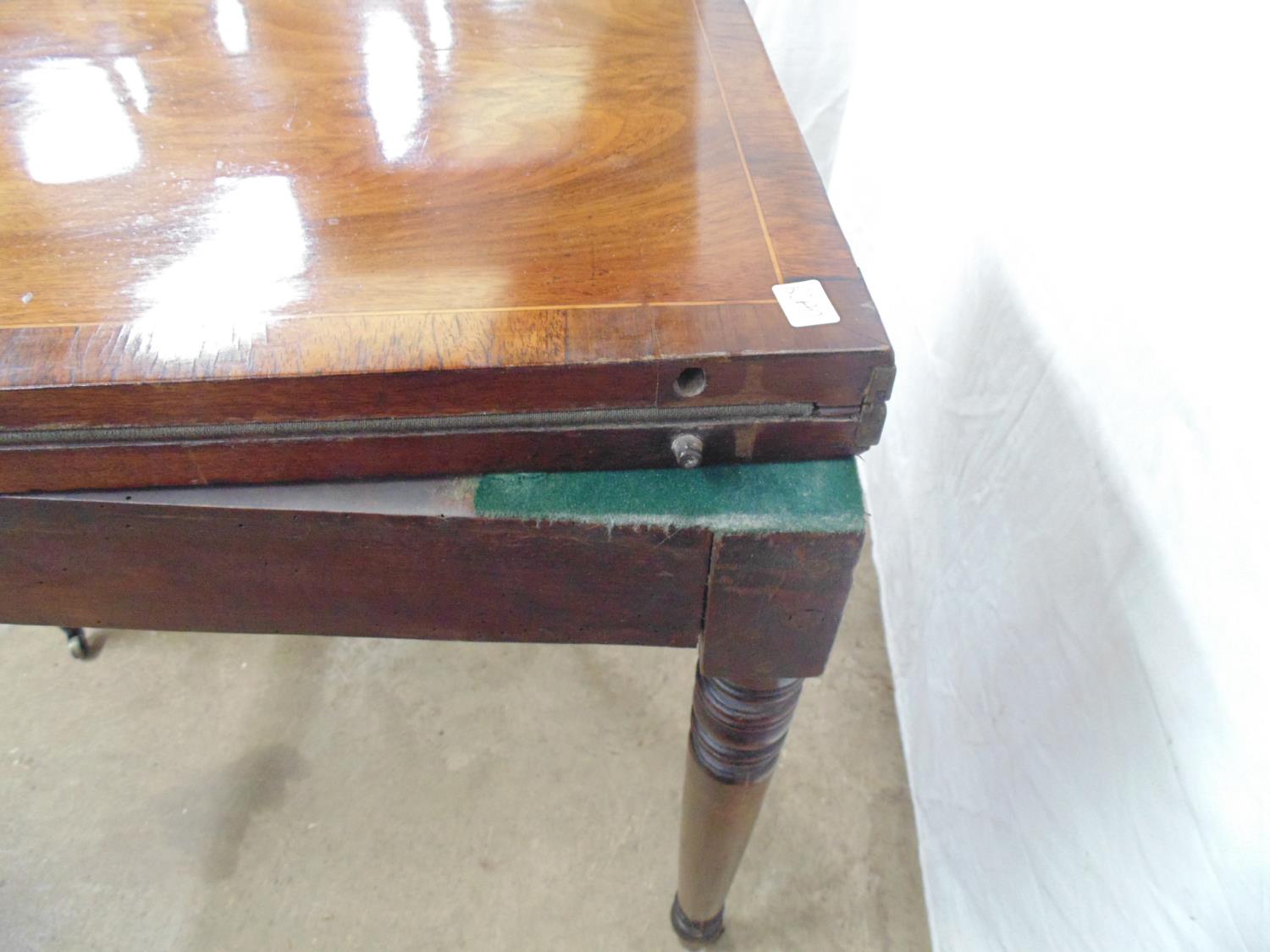 Inlaid mahogany card table having green baized playing surface over four turned legs ending in - Bild 5 aus 7