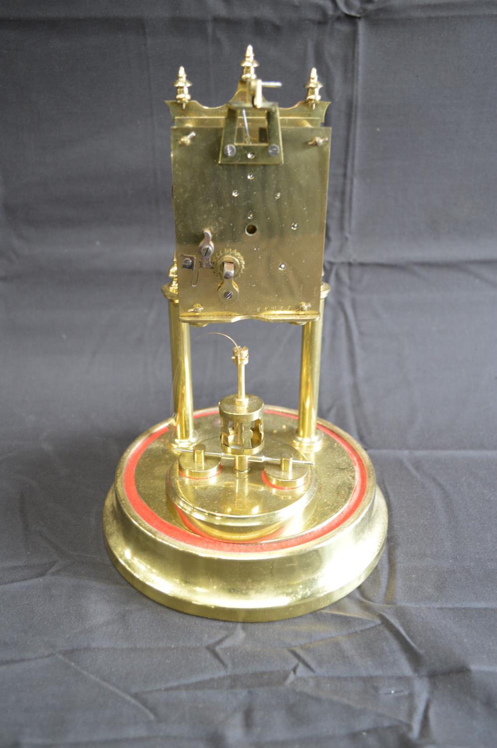Dome cased brass Anniversary clock having cream dial with black numerals and black hands - 31.5cm - Bild 3 aus 6