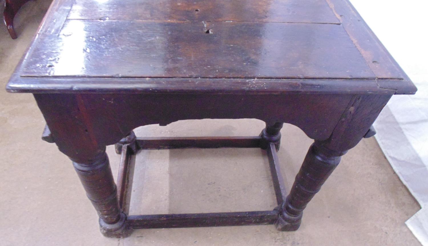 Period oak side table the rectangular top over a single drawer, standing on turned legs with cross - Bild 6 aus 6