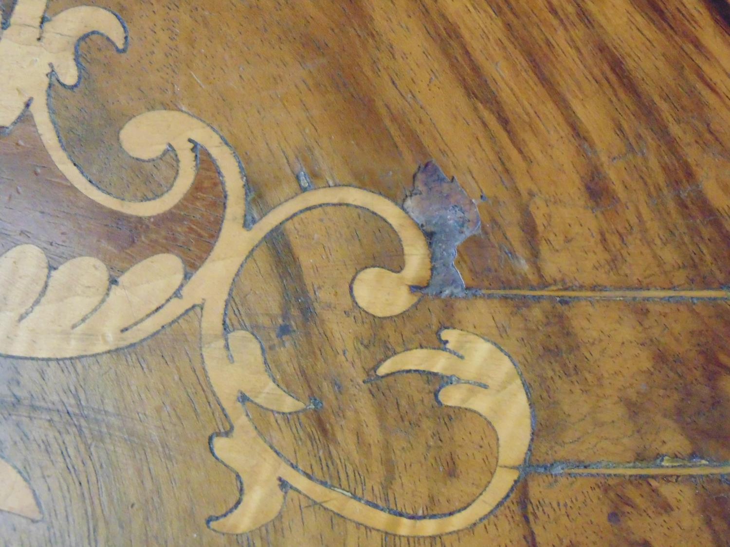 Inlaid walnut loo table having oval top standing on tour turned legs leading to central finial and - Bild 4 aus 5