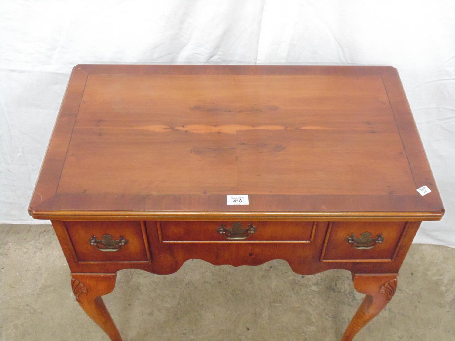 Yewwood lowboy having an arrangement of three drawers with swan neck handles, standing on four - Image 2 of 4
