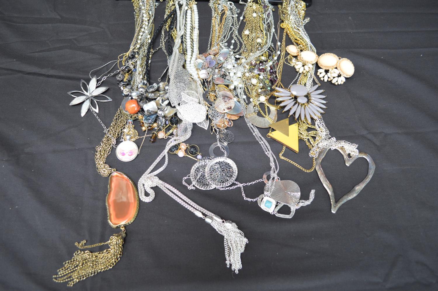 Collection of costume jewellery necklaces (please note the stand is not included in this lot) Please - Image 6 of 6