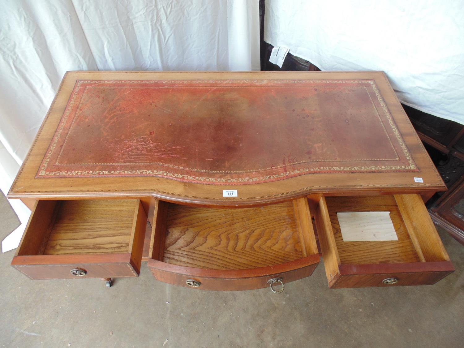 Mahogany inlaid bow fronted kneehole writing desk having red leather insert with gilt tooling over - Bild 4 aus 4