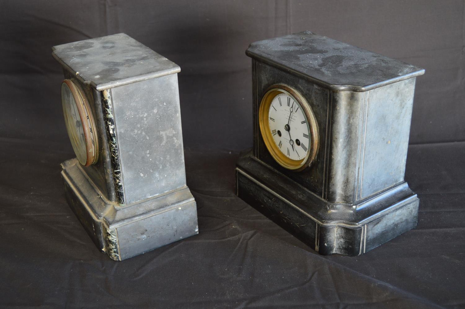 Two slate cased mantle clocks each having white enamel dial with black Roman Numerals and black - Bild 2 aus 5