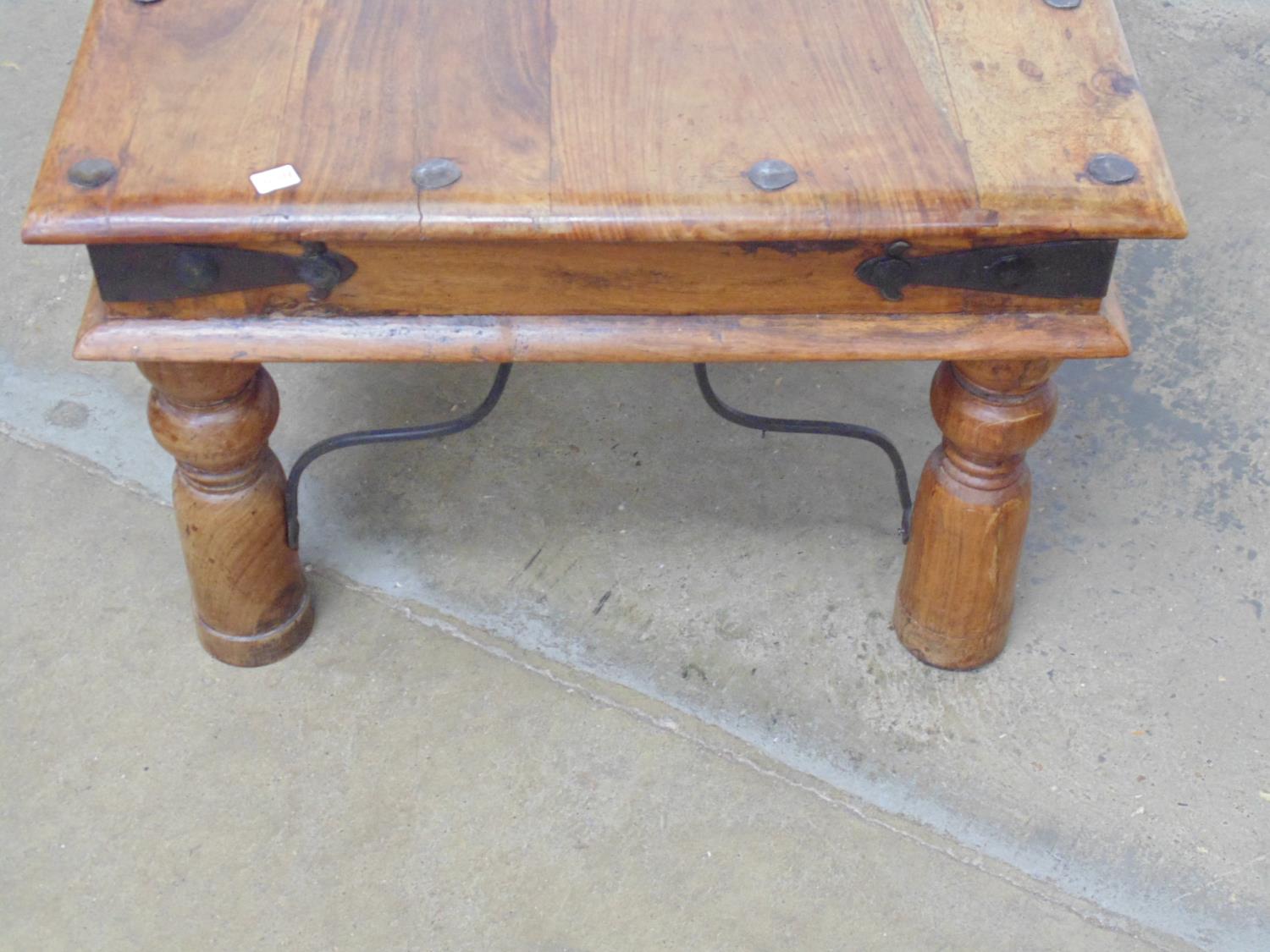 Hardwood coffee table having metal banding and studwork decoration, standing on turned bottle - Image 5 of 5