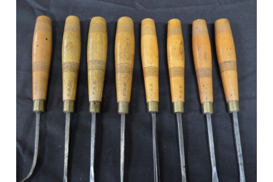 Group of fifteen wood carving chisels. Please note descriptions are not condition reports, please - Image 3 of 3