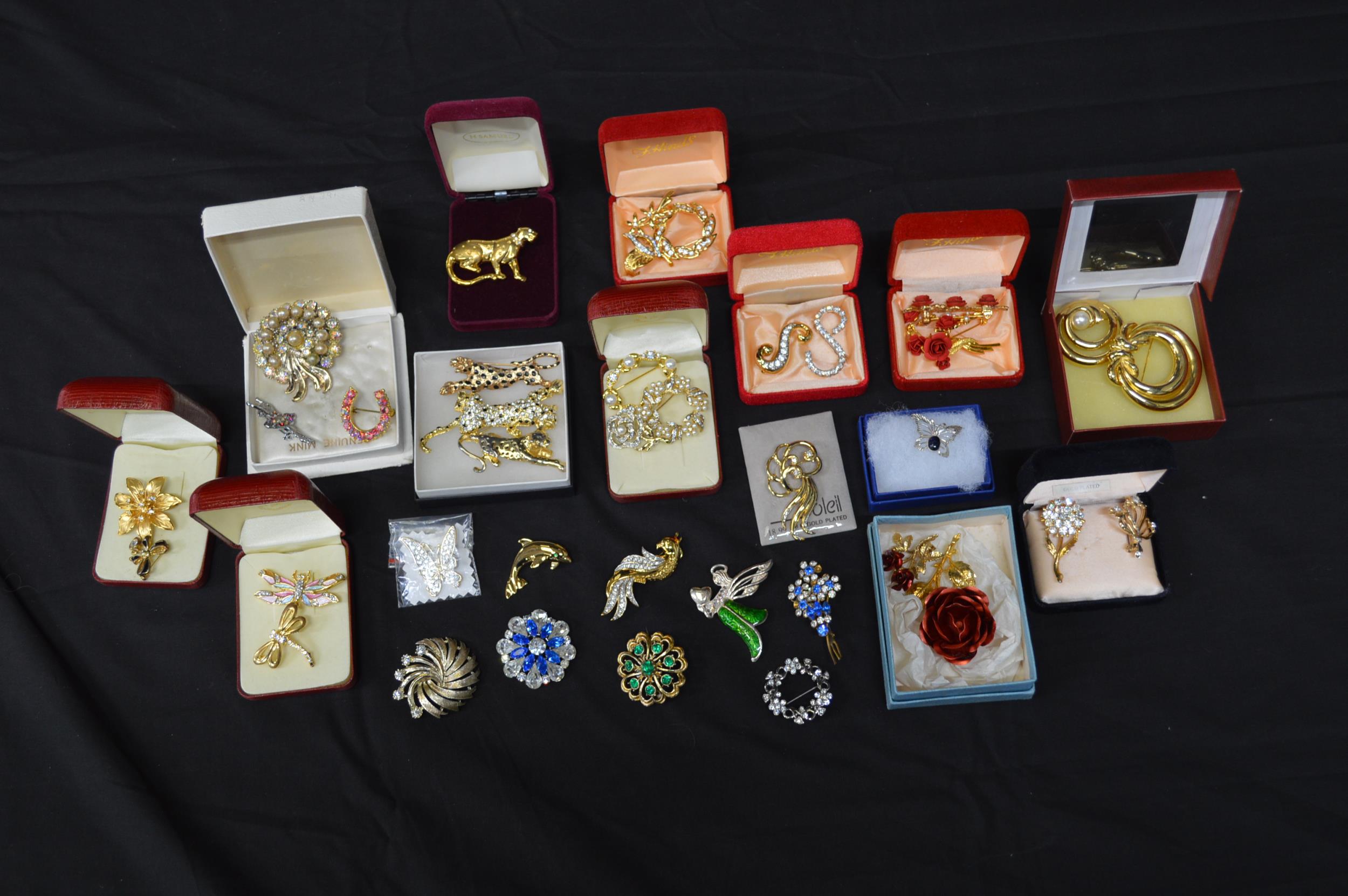 Collection of costume jewellery brooches. Please note descriptions are not condition reports, please - Image 2 of 2