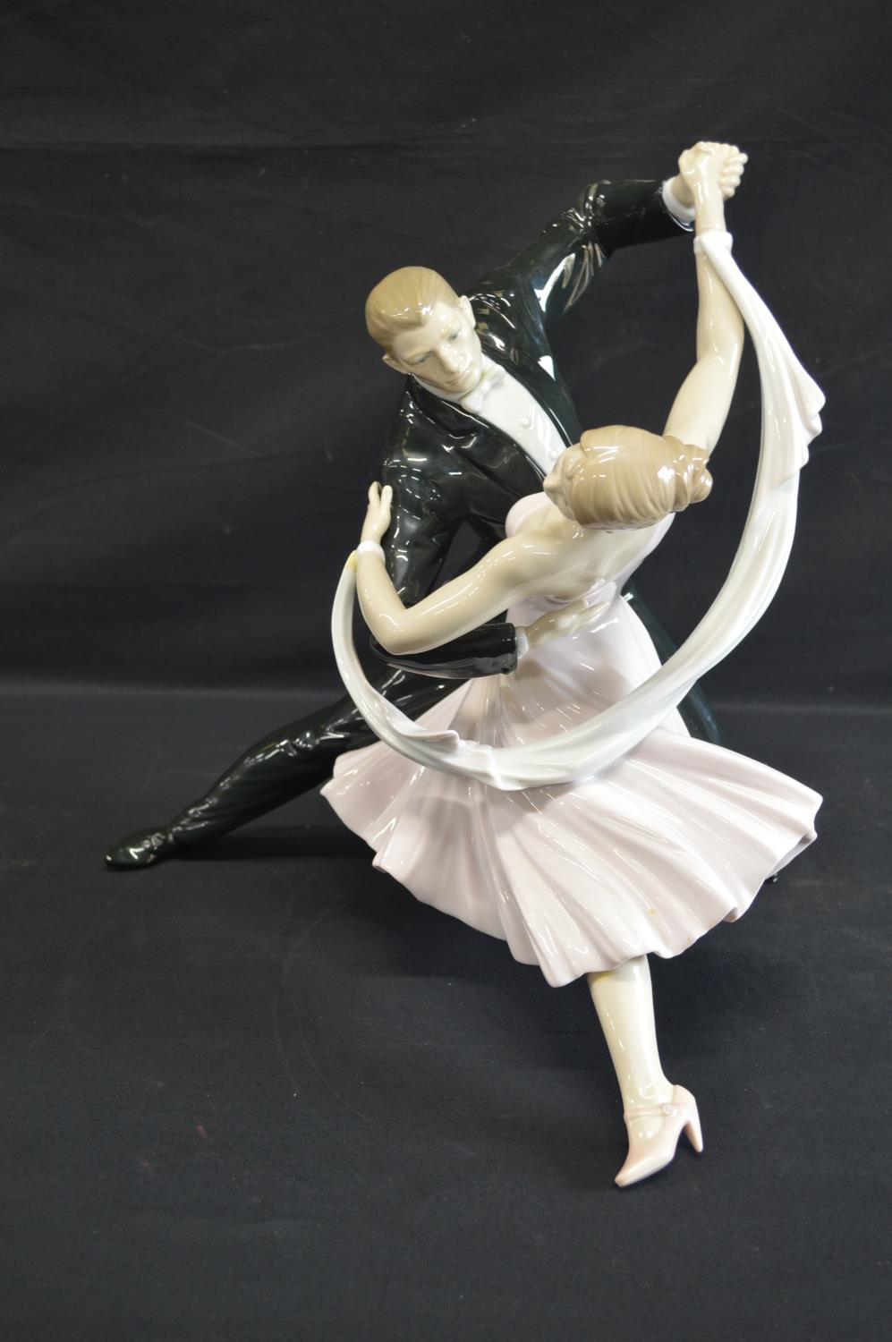 Lladro - Elegant Foxtrot, Limited Edition No. 1661 limited to 3000 pieces by Jose Luis Santes, - Image 2 of 6