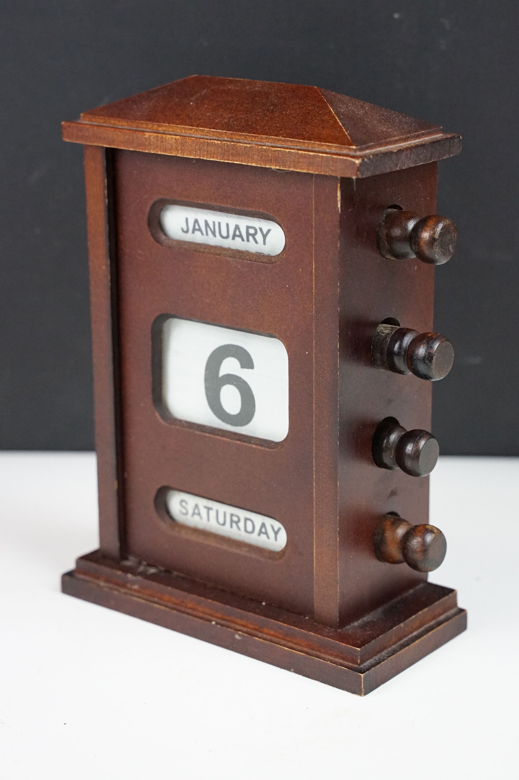 Edwardian style Wooden Cased Perpetual Desk Calendar, 18cm high - Image 3 of 5