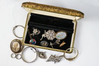 A small collection of vintage costume jewellery to include brooches, rings, necklace.... etc/