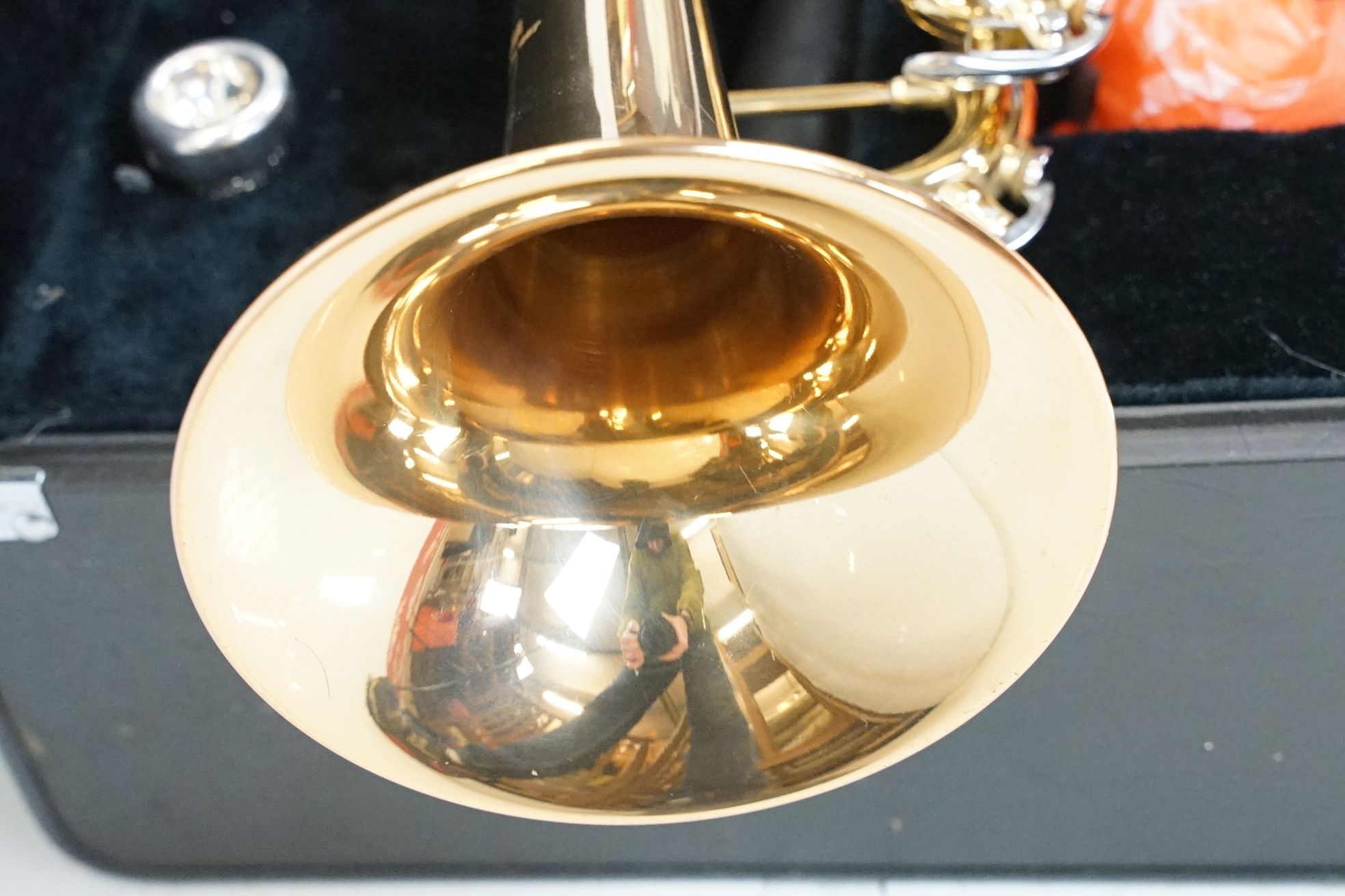 Yamaha YTR 43356 brass trumpet, serial no. 684174, with mouthpiece, in fitted case. - Image 6 of 9