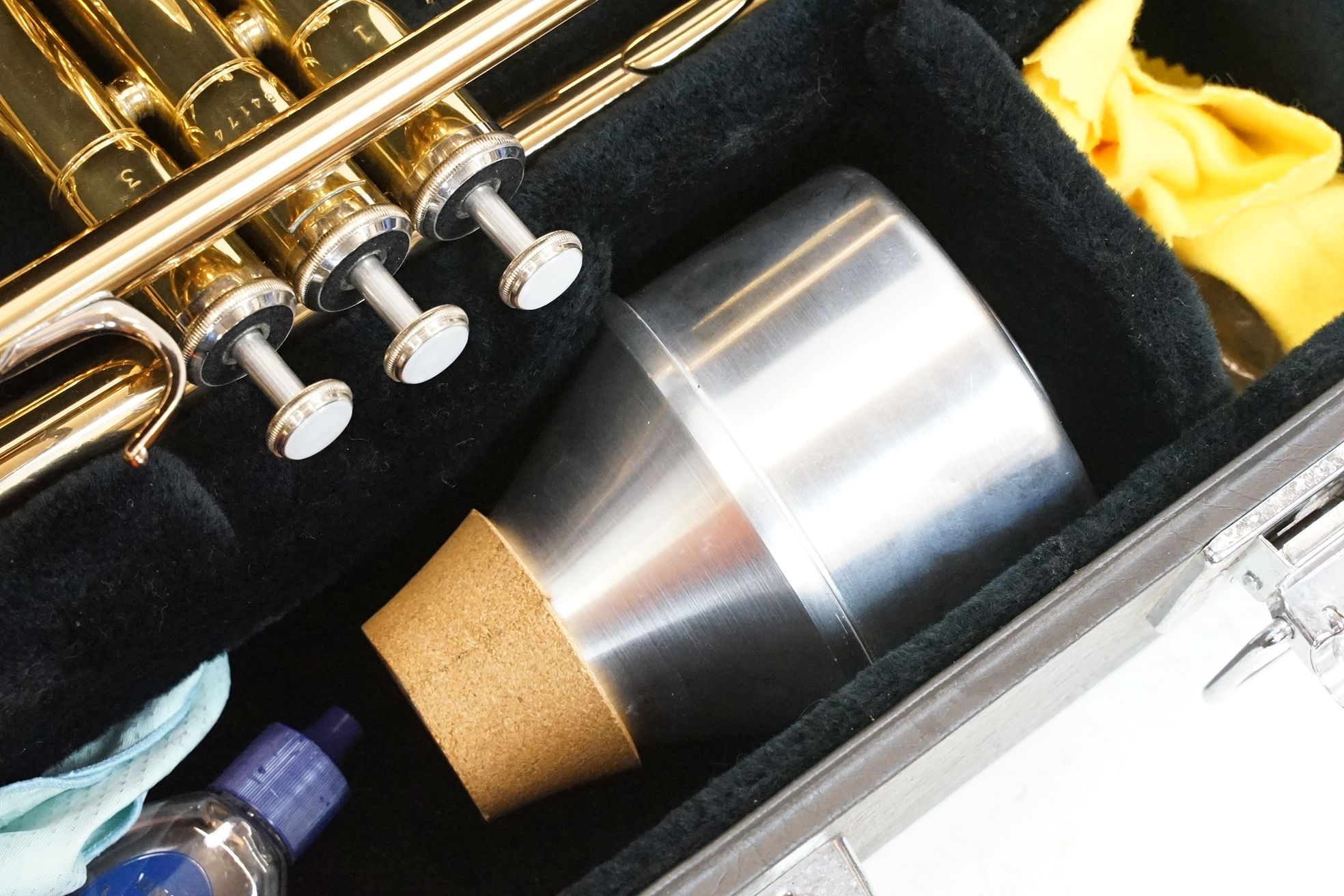 Yamaha YTR 43356 brass trumpet, serial no. 684174, with mouthpiece, in fitted case. - Image 8 of 9