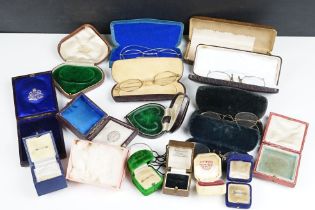 A collection of vintage jewellery retailers boxes together with a selection of vintage cased