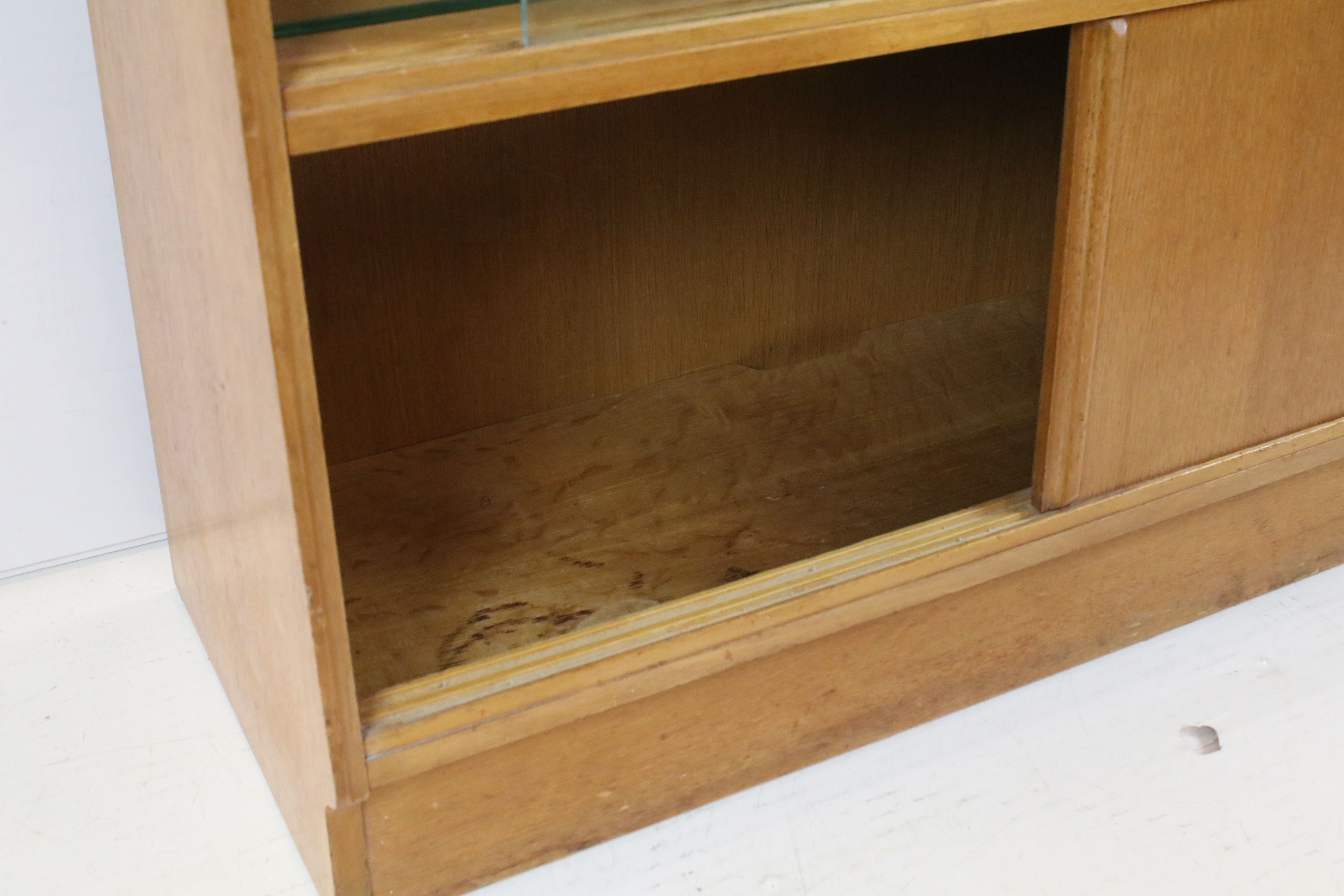 Mid century Oak Bookcase / Side Cabinet, the upper section with two glass sliding doors above two - Image 3 of 5