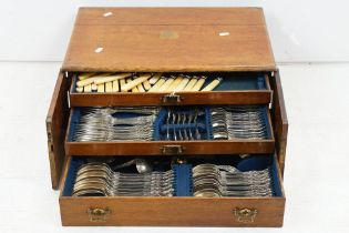 Late 19th century Kings pattern silver plated 12 setting canteen of cutlery, housed within an oak