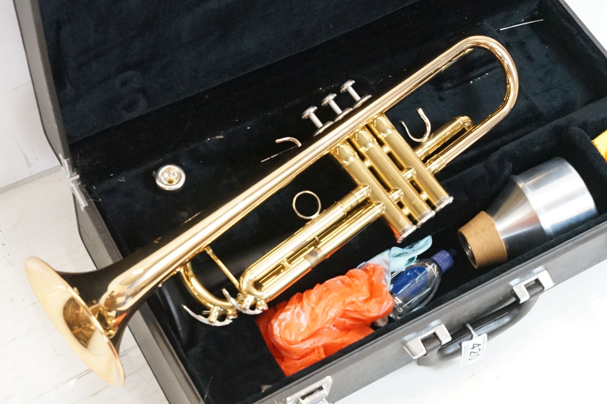 Yamaha YTR 43356 brass trumpet, serial no. 684174, with mouthpiece, in fitted case. - Image 5 of 9