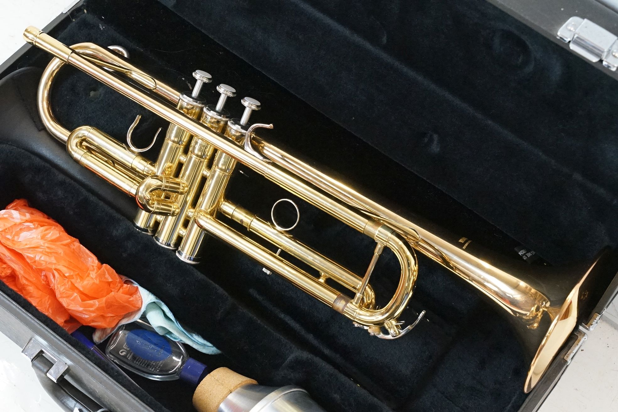 Yamaha YTR 43356 brass trumpet, serial no. 684174, with mouthpiece, in fitted case. - Image 2 of 9