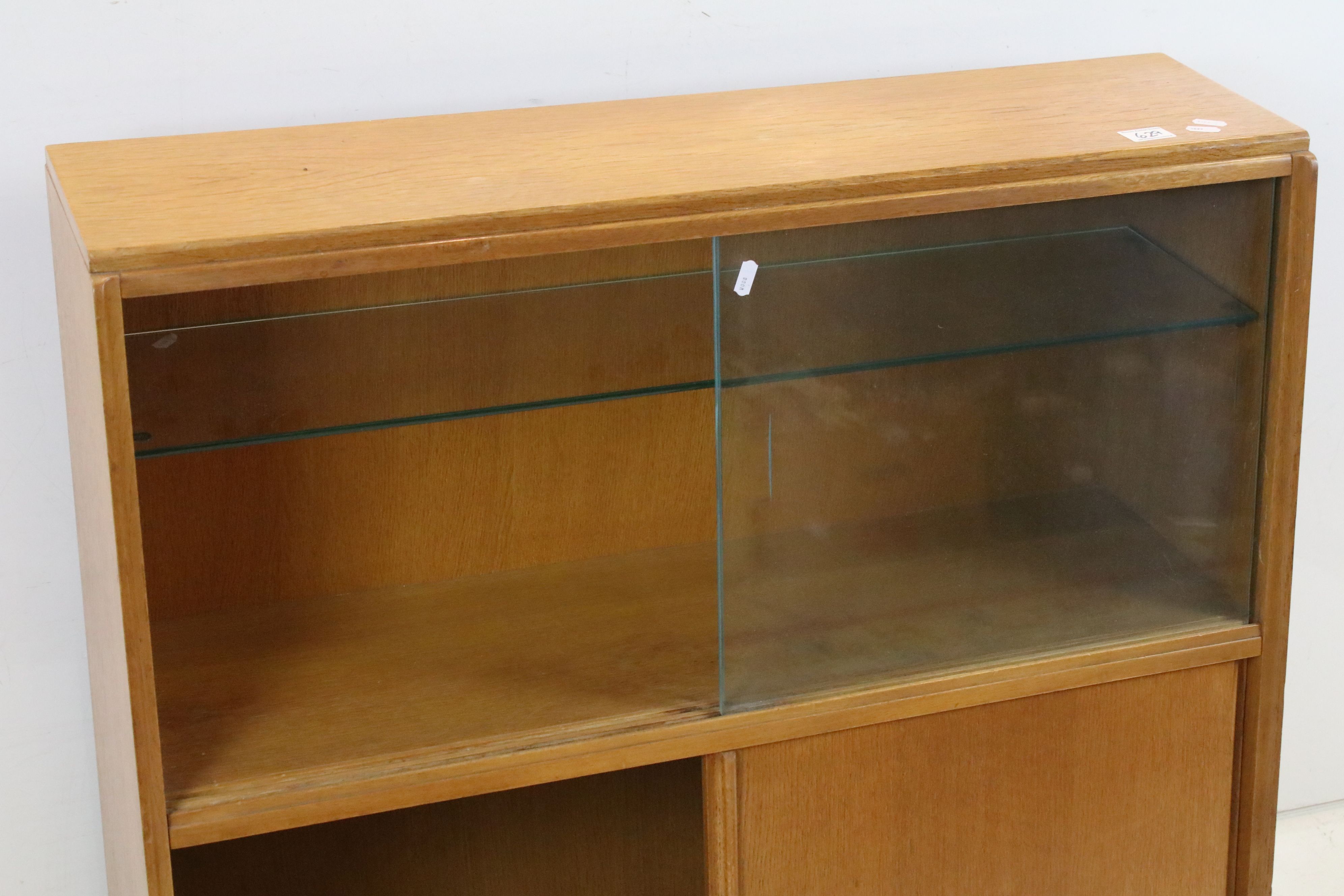 Mid century Oak Bookcase / Side Cabinet, the upper section with two glass sliding doors above two - Image 4 of 5