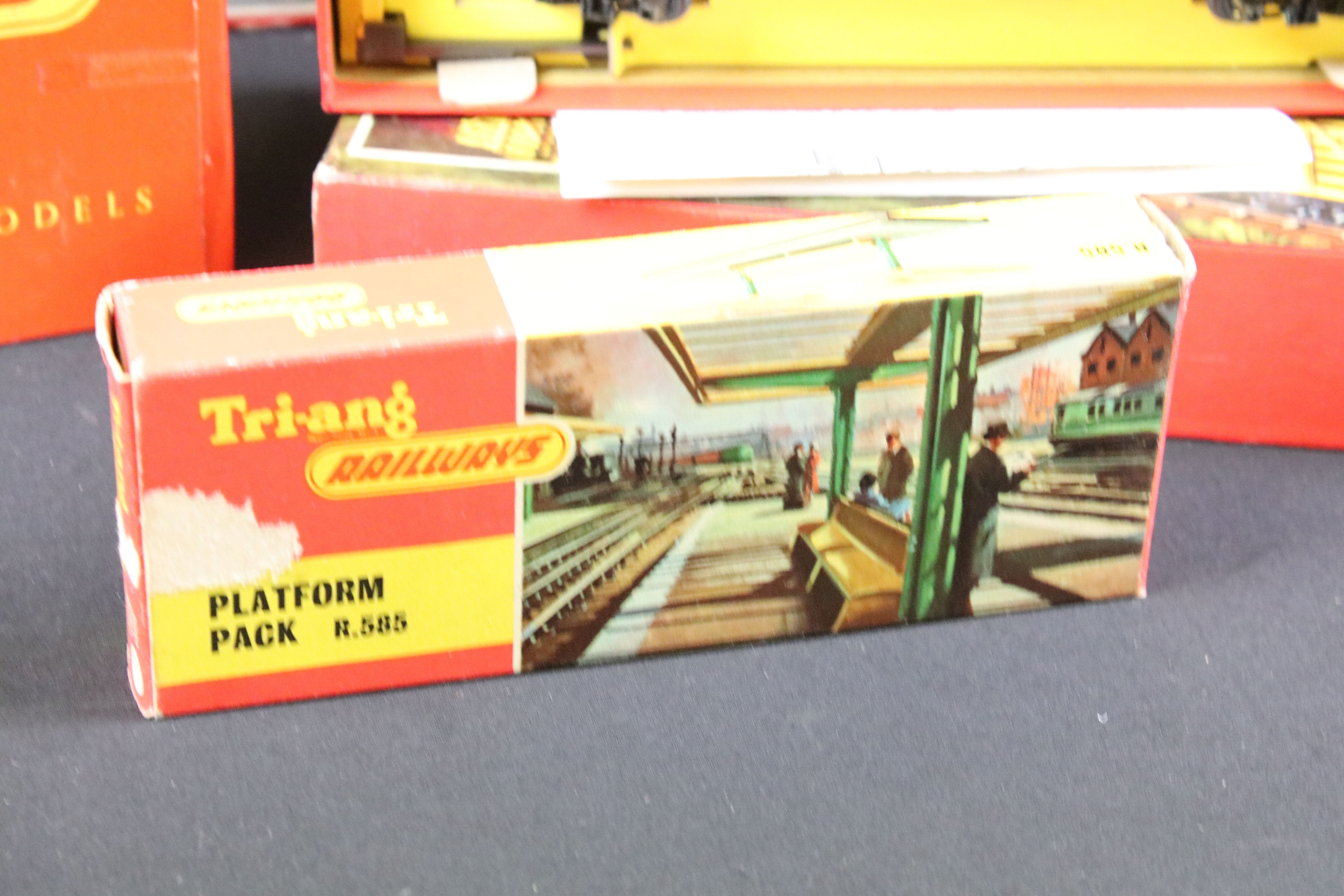 11 Boxed Triang Hornby OO gauge trackside accessories and sets to include R264 Grand Victorian - Image 2 of 7