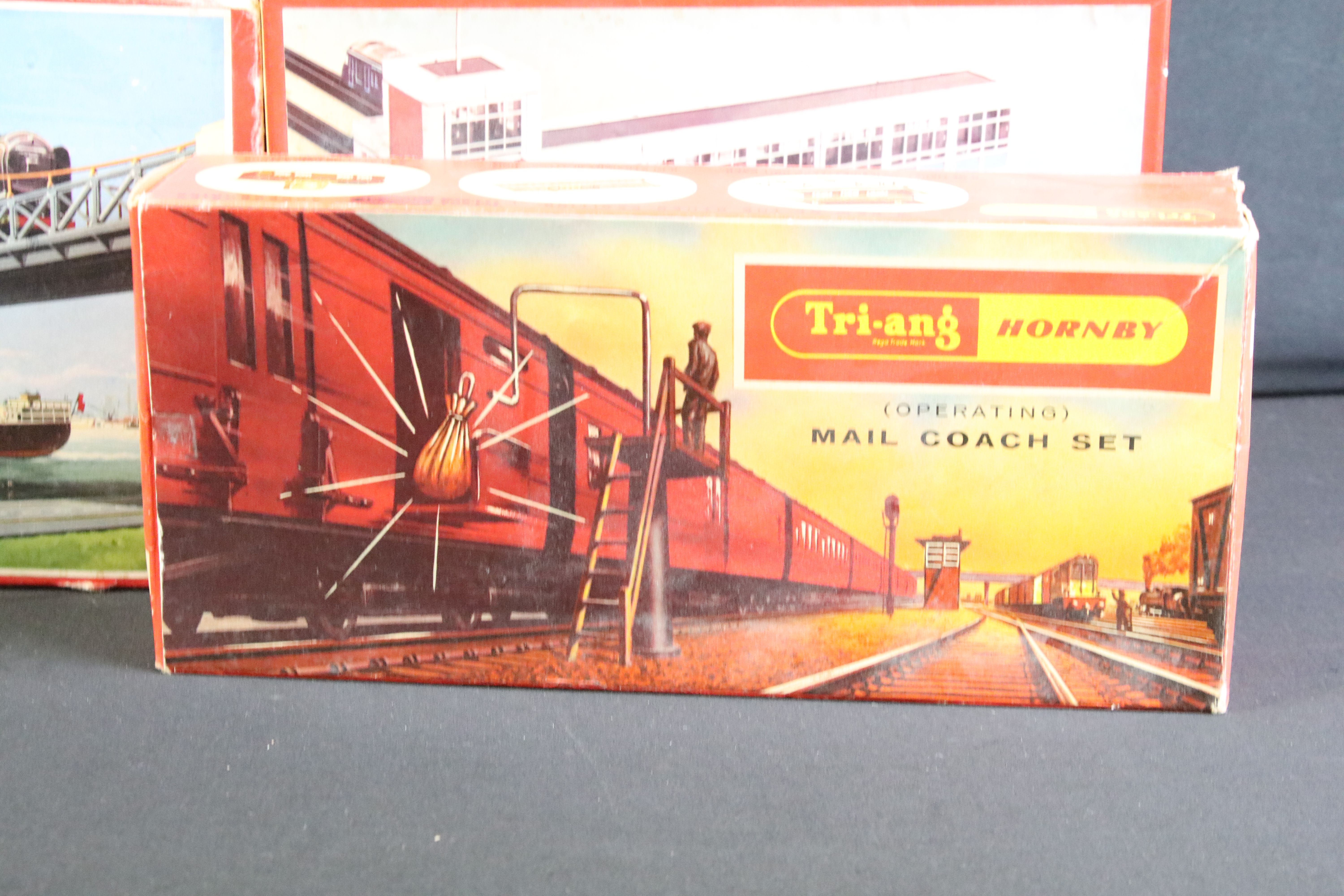 11 Boxed Triang Hornby OO gauge trackside accessories and sets to include R264 Grand Victorian - Image 5 of 7