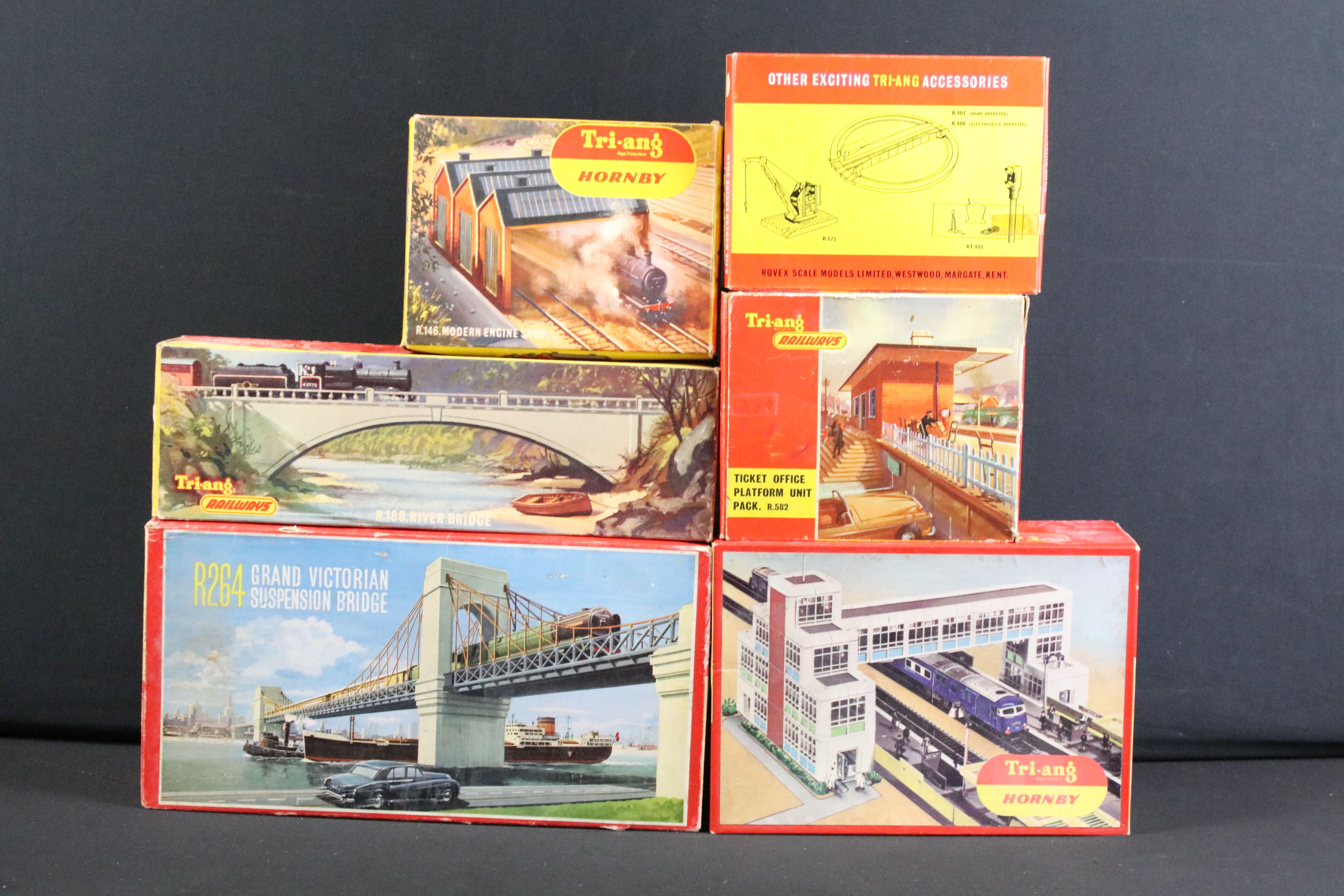 11 Boxed Triang Hornby OO gauge trackside accessories and sets to include R264 Grand Victorian - Image 7 of 7