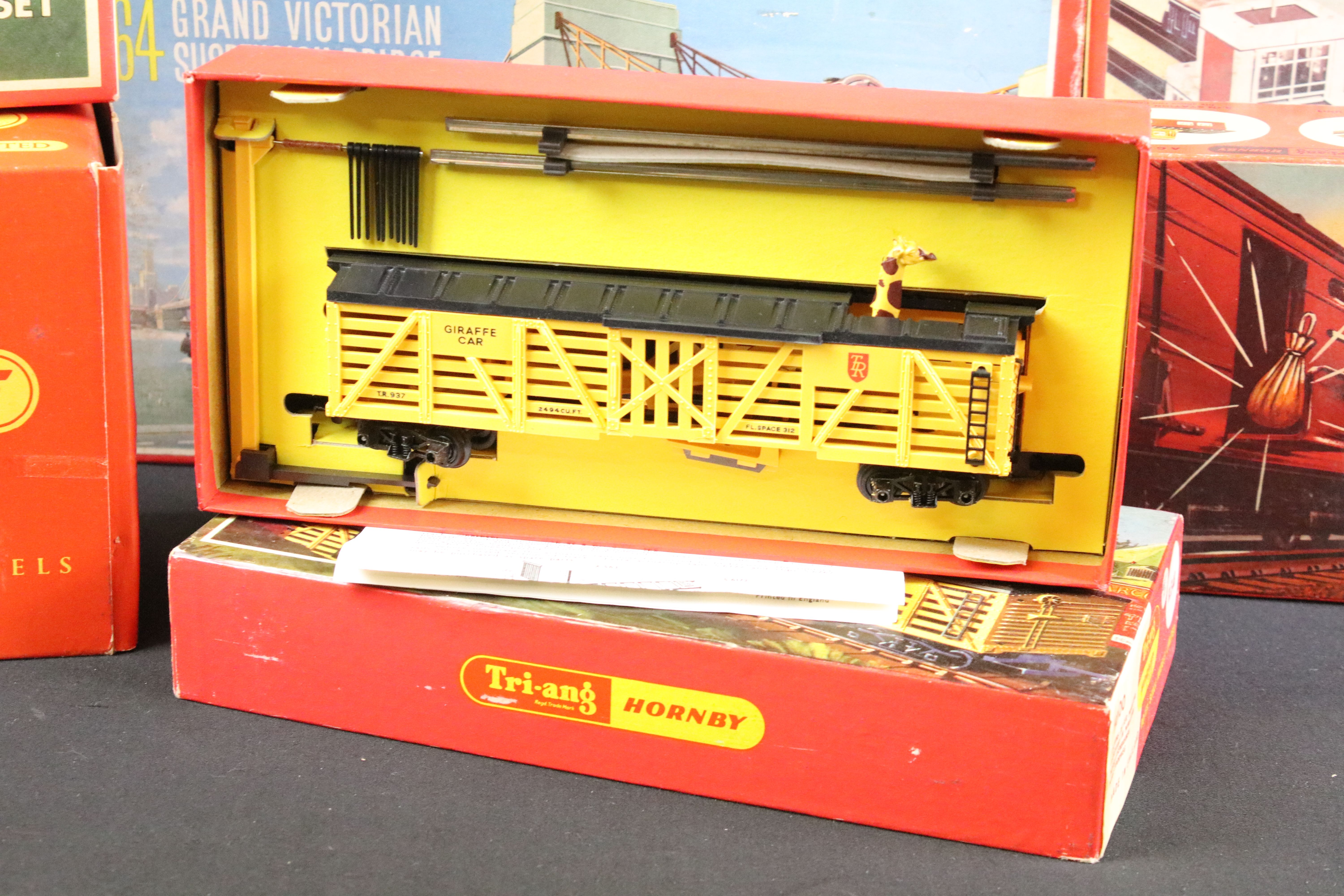11 Boxed Triang Hornby OO gauge trackside accessories and sets to include R264 Grand Victorian - Image 4 of 7