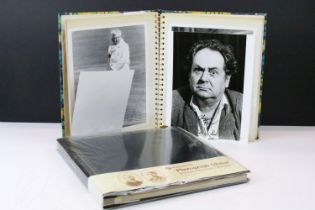 Memorabilia / Autographs - Impressive collection of autographs and letters within two large folders,