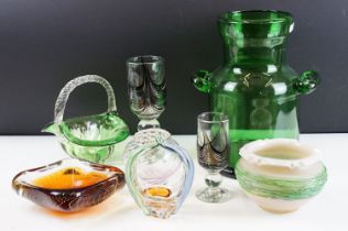 Assorted 20th Century glass to include a control bubble amber glass ash tray, Caithness frog vase,