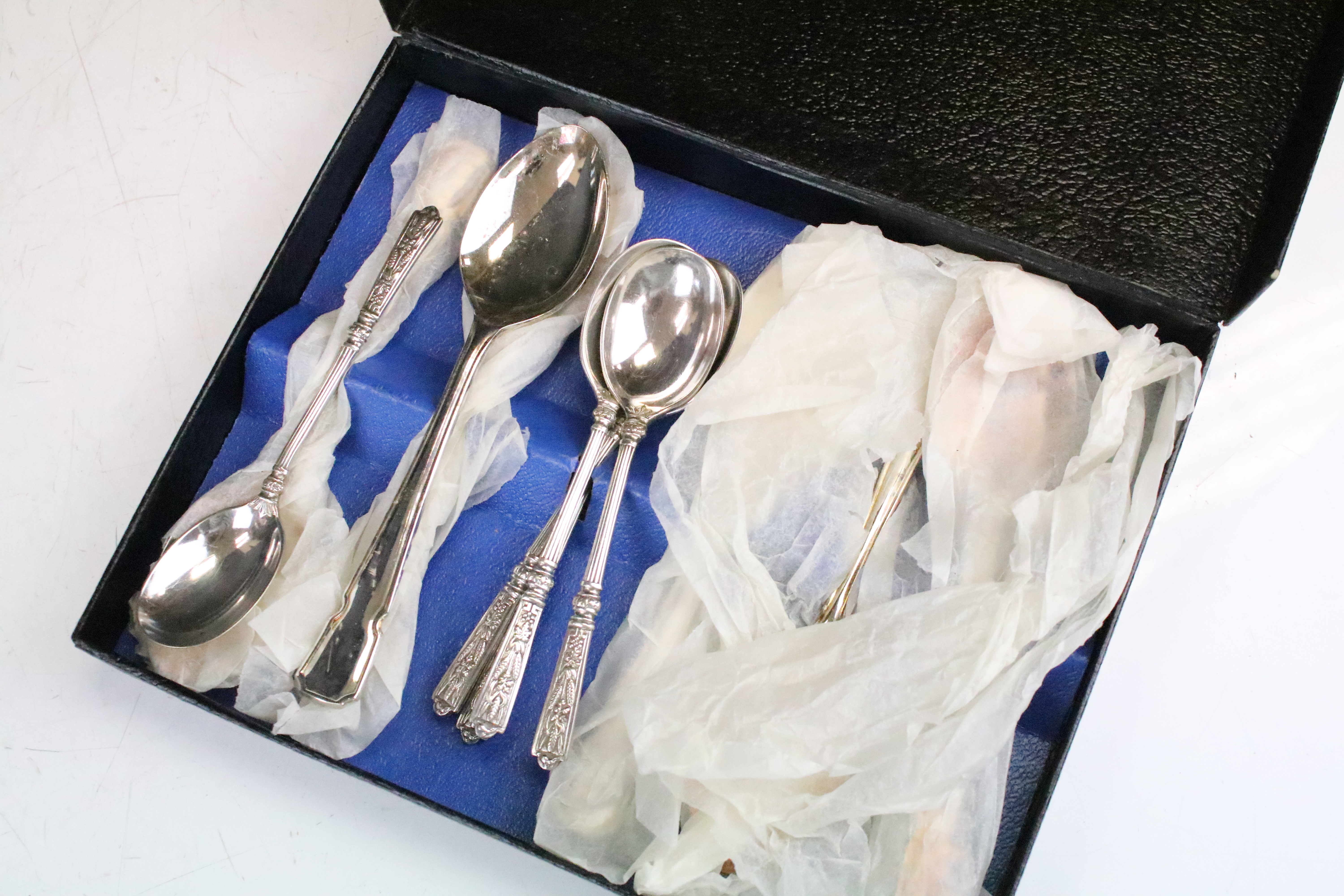 Collection of mixed silver plate to include grape scissors with cast decoration... - Image 4 of 9