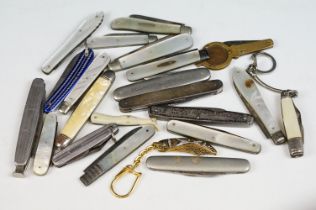 A collection of mainly early 20th century pocket knives and folding fruit knives to include
