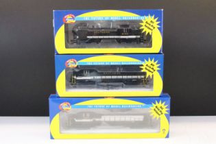 Three boxed HO scale locomotives to include 95183 Southern SD40-2 3245, 94024 Southern RS-3