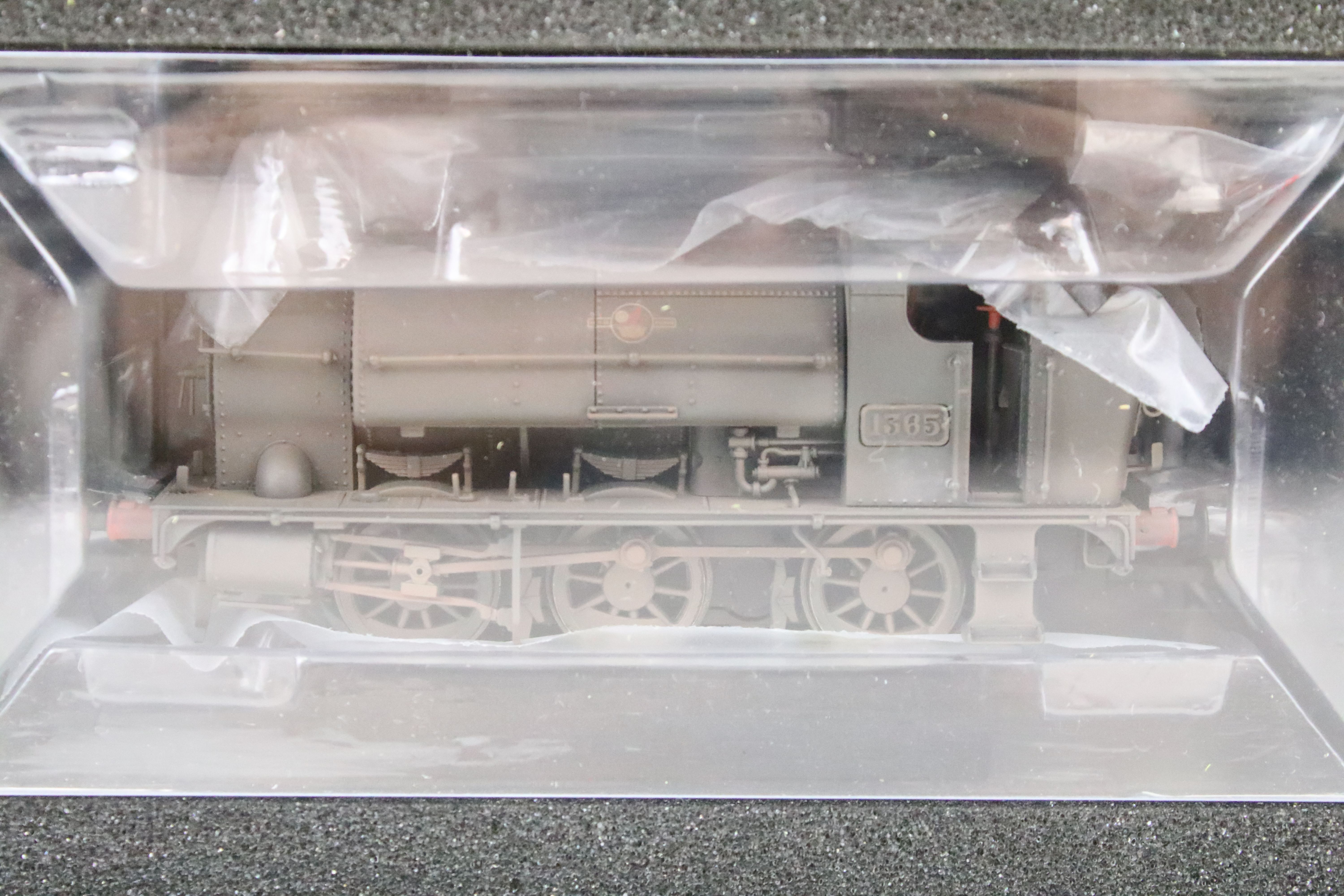 Boxed Kernow Model Rail Centre OO gauge K2205 GWR 1365 BR Black Late Crest weathered locomotive - Image 2 of 4