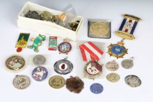 A small group of collectables to include badges, medals and coins to include re-strikes.