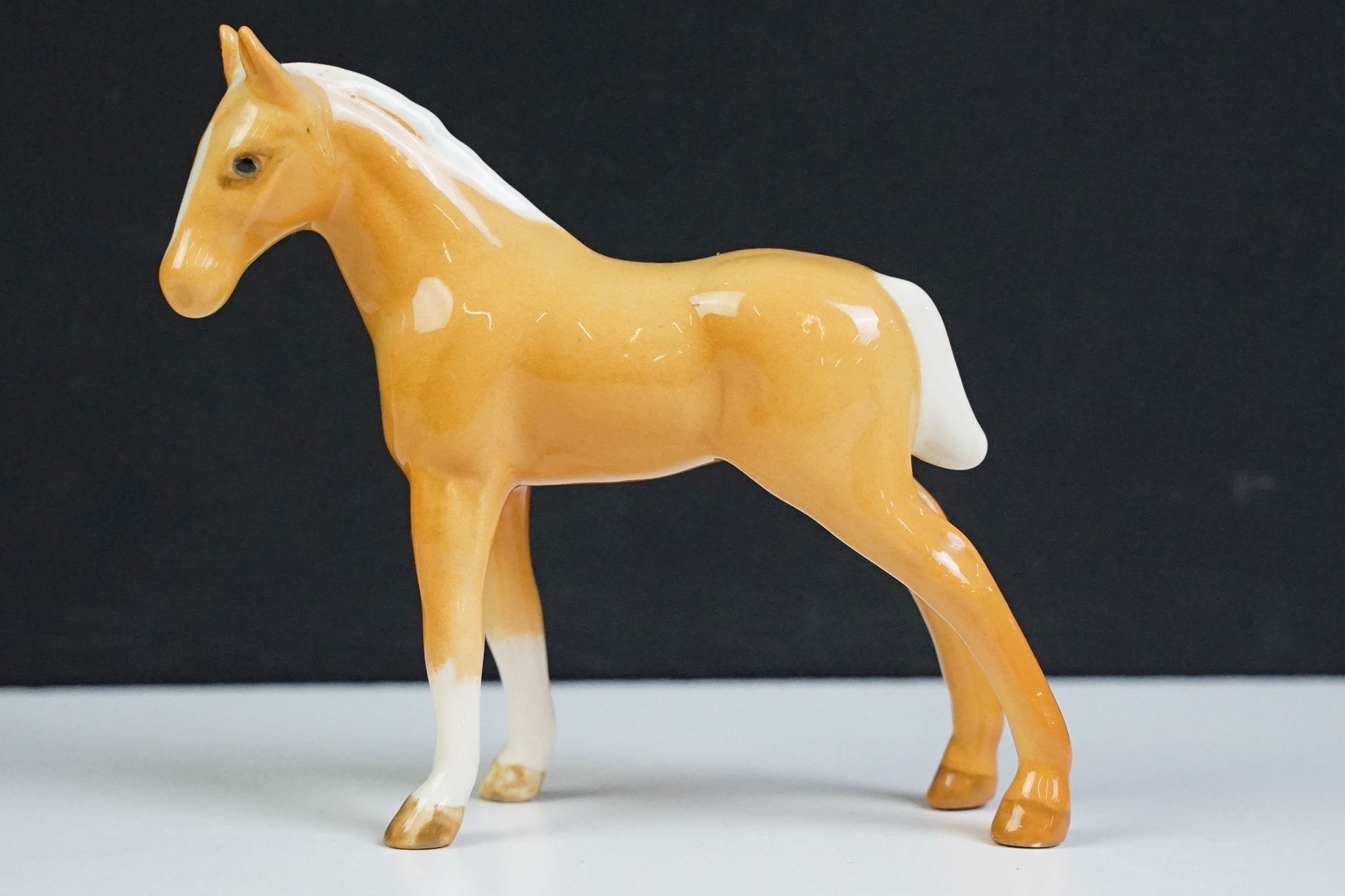 Collection of 10 Beswick porcelain horses to include five Palomino and five brown gloss examples ( - Image 11 of 13