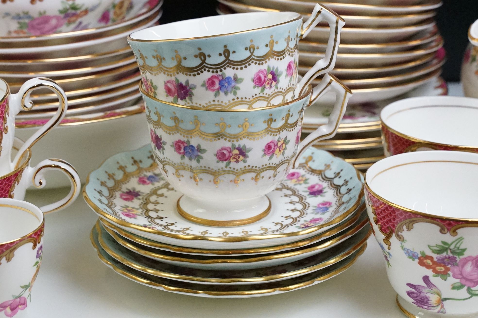 Aynsley porcelain floral tea set, pattern no. B971, to include teapot, 8 cups, 9 saucers, 7 tea - Image 2 of 9