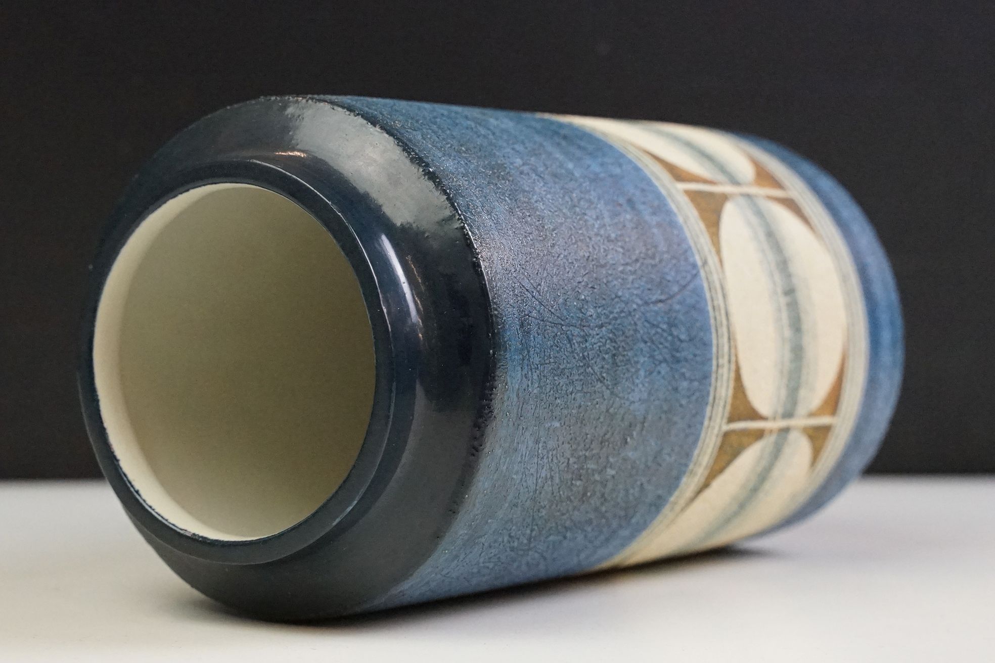 Mid Century Troika pottery vase of cylindrical form with circular pattern on a blue ground. Signed - Image 5 of 8