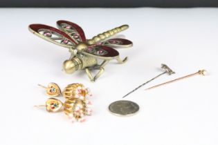 A small group of mixed collectables to include a contemporary dragonfly scent bottle, tie pins and