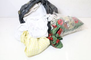 Collection of linen / table linen & textiles to include table runners, embroidered pieces, scraps,