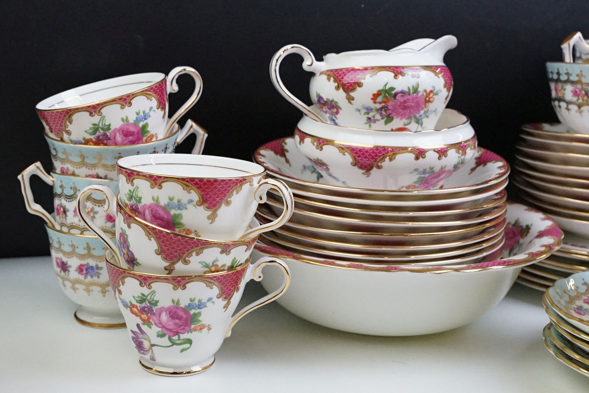 Aynsley porcelain floral tea set, pattern no. B971, to include teapot, 8 cups, 9 saucers, 7 tea - Image 5 of 9