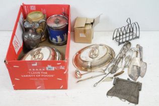 Collection of mixed silver plate to include a chain mail purse, entrée dishes, cake slice, ladles,