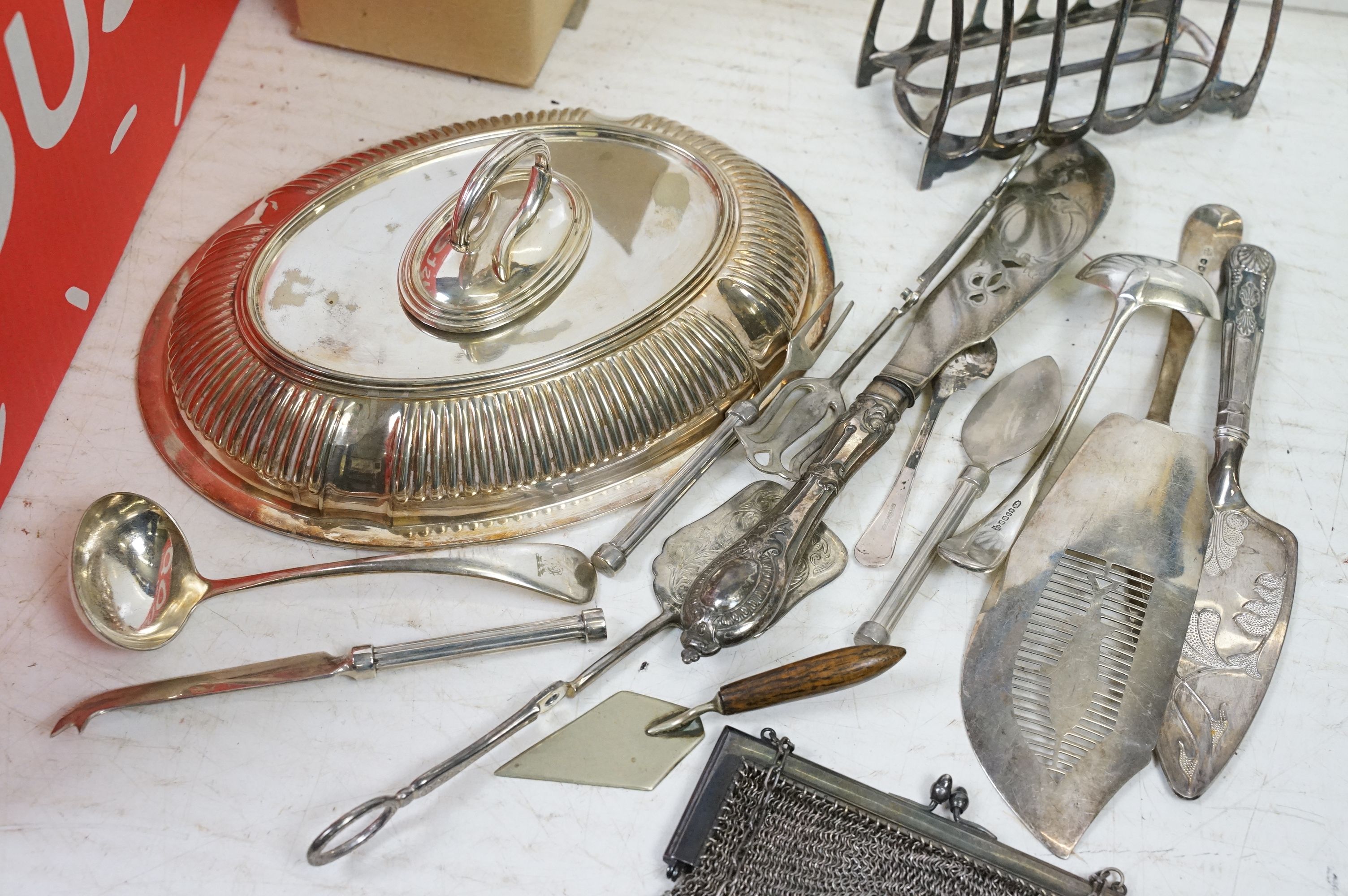 Collection of mixed silver plate to include a chain mail purse, entrée dishes, cake slice, ladles, - Image 4 of 7