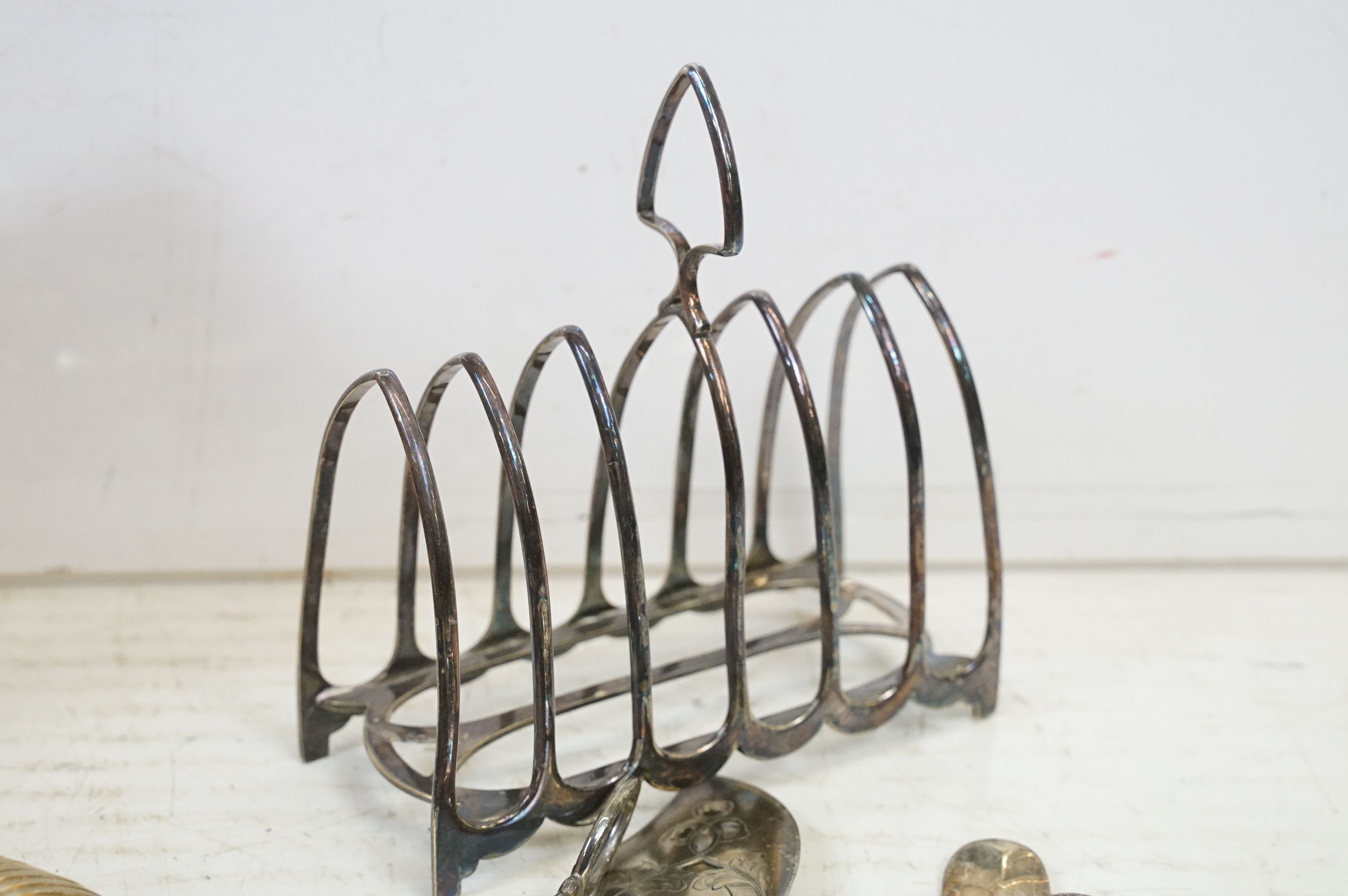 Collection of mixed silver plate to include a chain mail purse, entrée dishes, cake slice, ladles, - Image 6 of 7