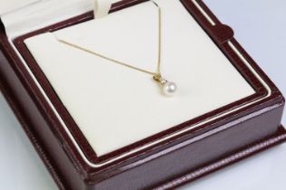 18ct gold and cultured pearl pendant necklace. The necklace having a fine link chain with lobster